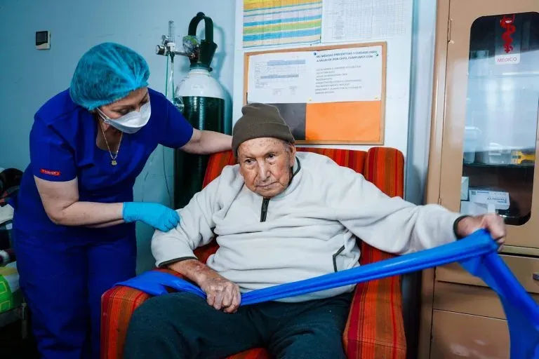 Imagen de enfermera con un paciente de terapia ocupacional