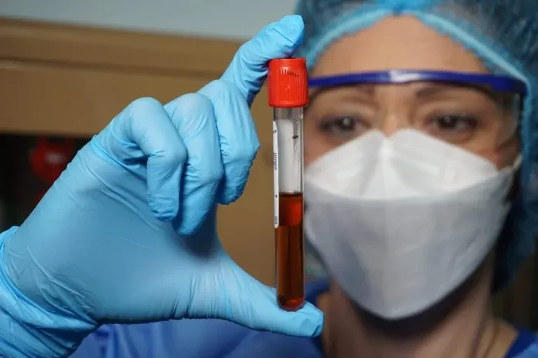 Imagen de enfermera con una mestra de sangre