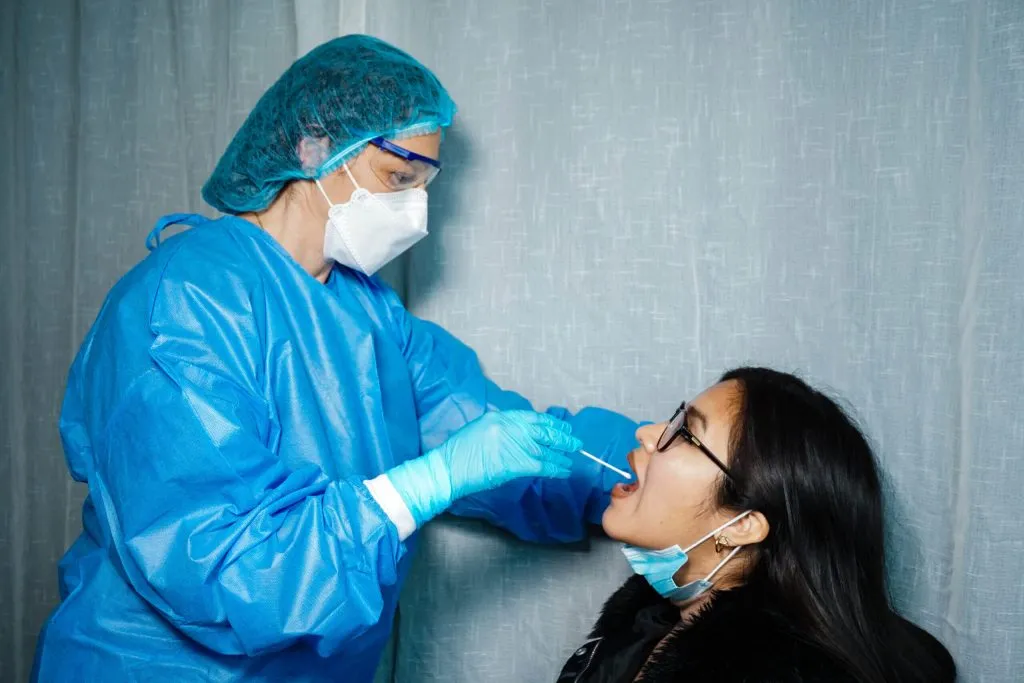 Toma de muestra hisopado oro/nasofaríngeo para PCR molecular