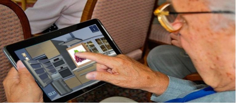 Adulto mayor usando tablet